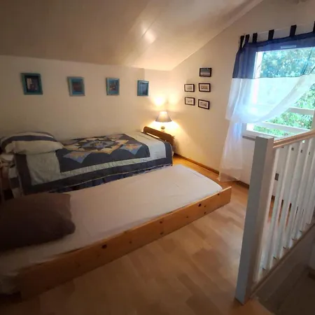 Detente Et Nature Maisonnette Conviviale Pour 6 Personnes Dans Un Village De *