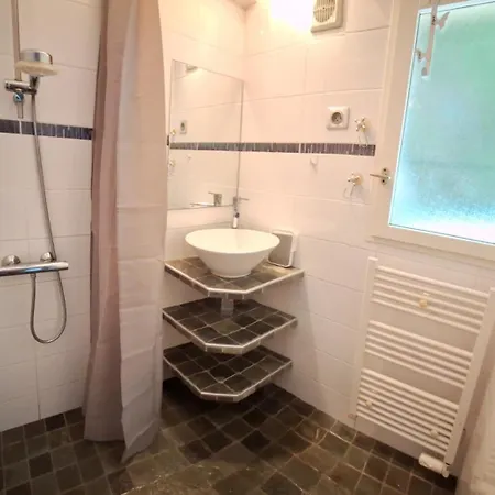 Detente Et Nature Maisonnette Conviviale Pour 6 Personnes Dans Un Village De