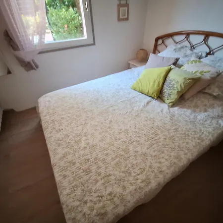 Detente Et Nature Maisonnette Conviviale Pour 6 Personnes Dans Un Village De