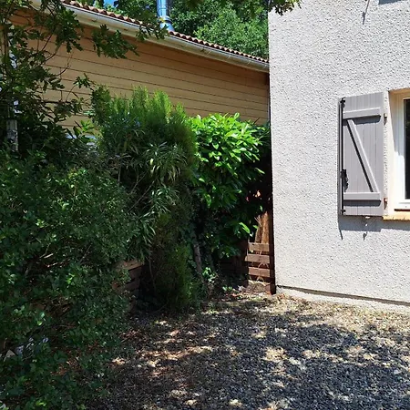 Detente Et Nature Maisonnette Conviviale Pour 6 Personnes Dans Un Village De *